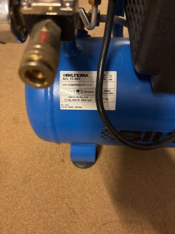 1444801-7 Biltema Air Compressor 11-8 – Luftkompressor med slang och blåspistol