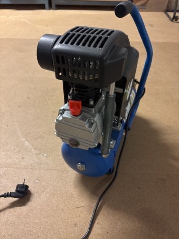 1444801-5 Biltema Air Compressor 11-8 – Luftkompressor med slang och blåspistol