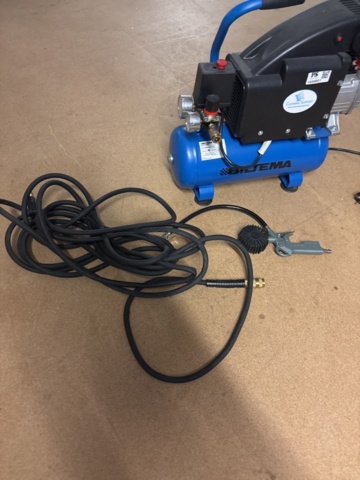 1444801-3 Biltema Air Compressor 11-8 – Luftkompressor med slang och blåspistol