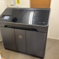 1372721-1 3D-skrivare med tillbehör – HP Jet Fusion 580 Color 3D Printer (Reparationsobjekt)