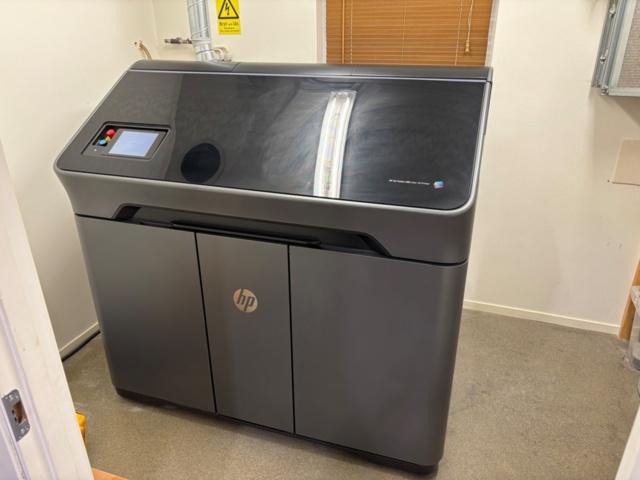 1372721-1 3D-skrivare med tillbehör – HP Jet Fusion 580 Color 3D Printer (Reparationsobjekt)