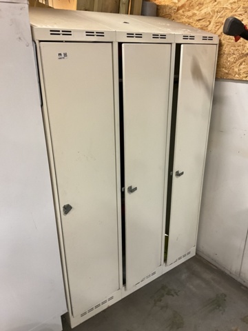 1406728-3 3 st. Omklädningsskåp