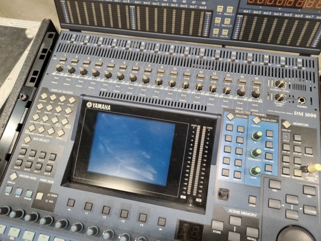 1455497-3 Digital mixer i case – Yamaha, DM1000, MB1000 meterbridge