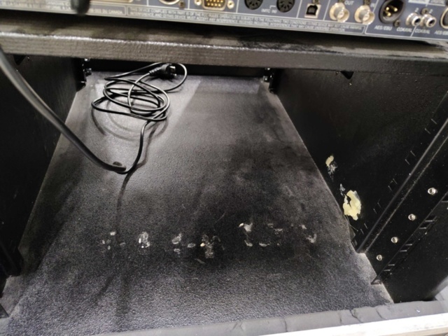 1455497-7 Digital mixer i case – Yamaha, DM1000, MB1000 meterbridge