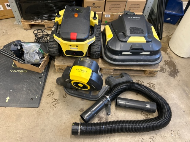 1442440-2 Trädgårdrobot Yarbo med klippaggregat, lövblås, laddstation