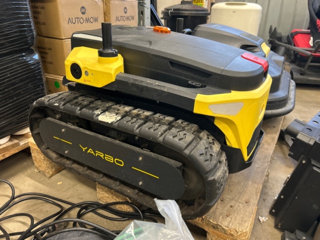 1442440-1 Trädgårdrobot Yarbo med klippaggregat, lövblås, laddstation