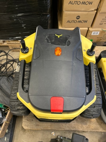 1442440-3 Trädgårdrobot Yarbo med klippaggregat, lövblås, laddstation