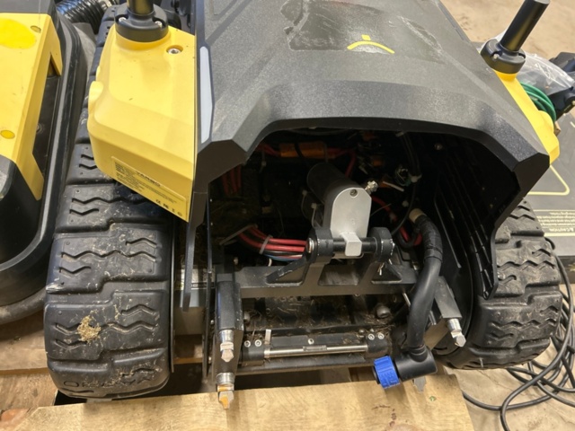 1442440-7 Trädgårdrobot Yarbo med klippaggregat, lövblås, laddstation