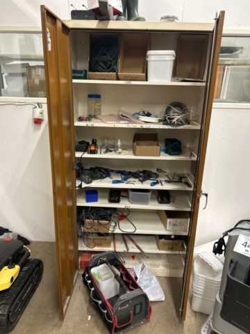 1442447-1 Verkstadsskåp med innehåll diverse verktyg