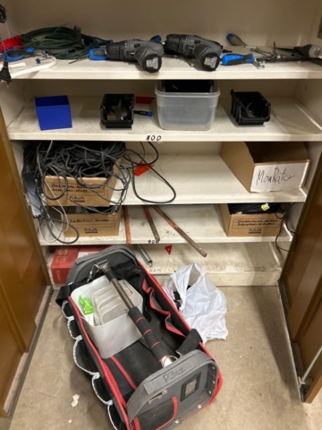 1442447-4 Verkstadsskåp med innehåll diverse verktyg