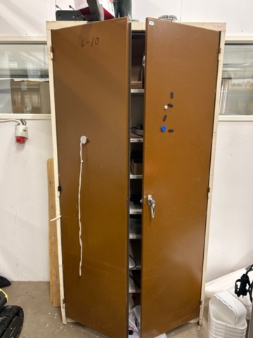 1442447-5 Verkstadsskåp med innehåll diverse verktyg