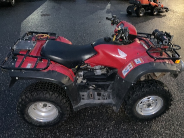 1406767-5 Honda 4-hjuling  med vinsch och plogblad  - 2011