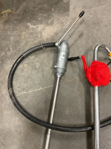 1406771-3 2 st. Handpumpar