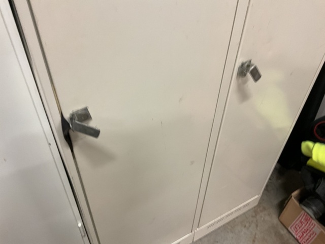 1406790-3 2 st. omklädningsskåp