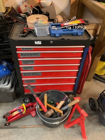 1406802-1 Tool trolley with various tools