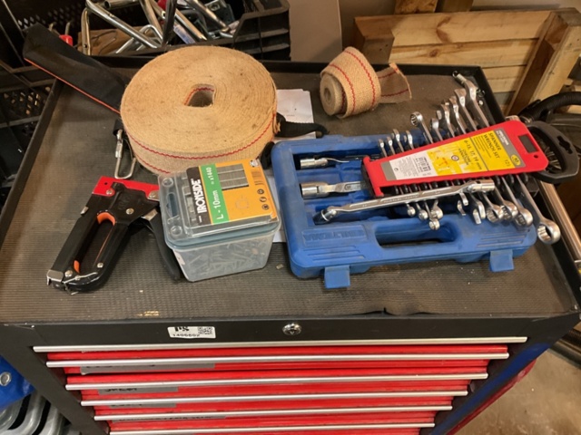 1406802-3 Tool trolley with various tools