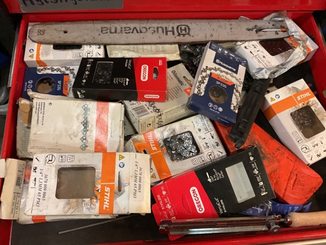 1406802-8 Tool trolley with various tools