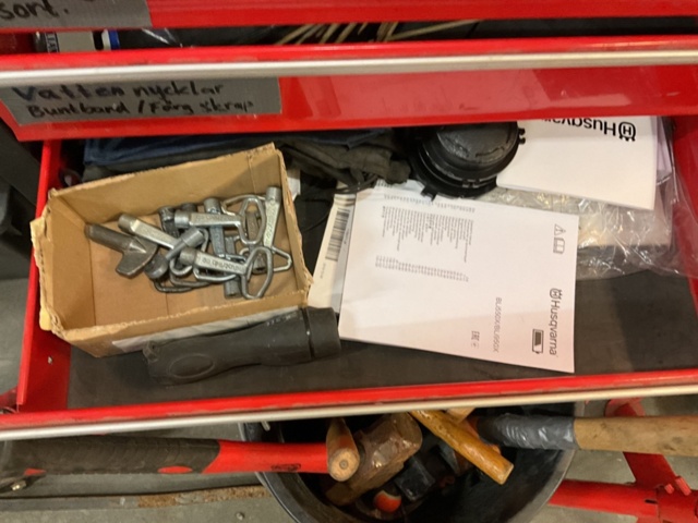 1406802-11 Tool trolley with various tools