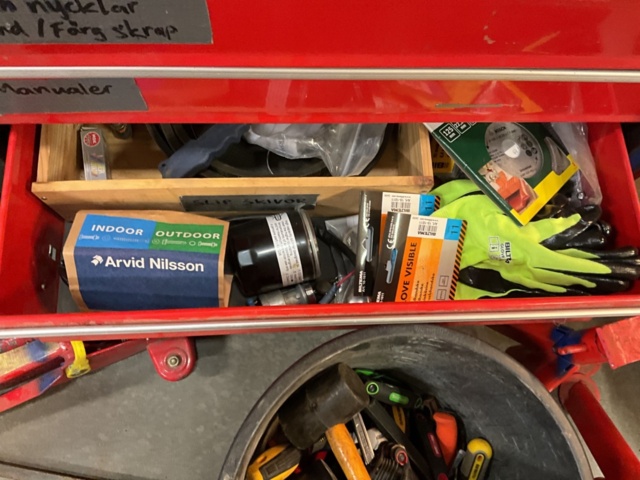 1406802-12 Tool trolley with various tools