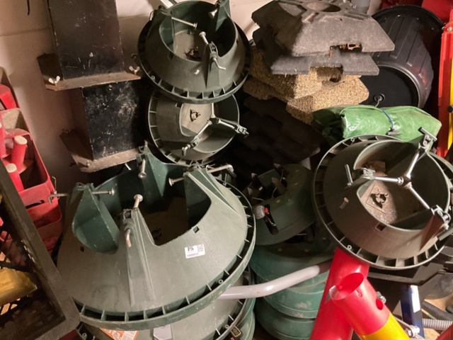 1406822-6 Lot of Christmas tree feet