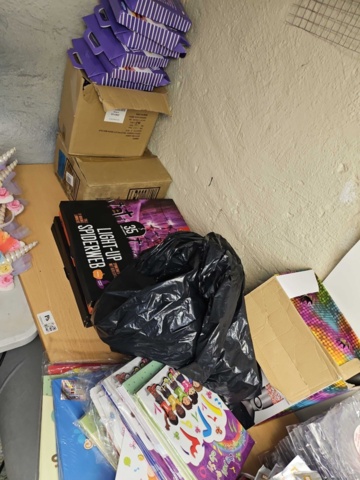 1408858-8 Blandat parti – lampor, dekoration, bollar och spel