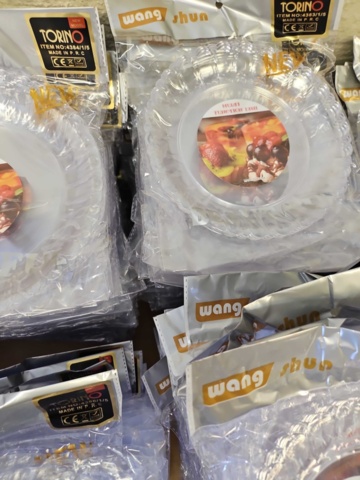 1408860-7 Plasttallrikar m.m.