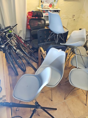 1408877-16 Cyklar, stolar, leksakskök, diverse möbler