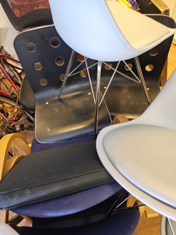 1408877-18 Cyklar, stolar, leksakskök, diverse möbler