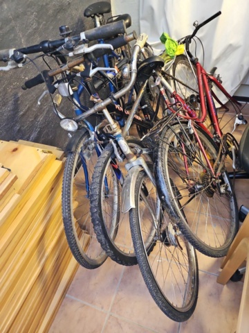 1408877-19 Cyklar, stolar, leksakskök, diverse möbler