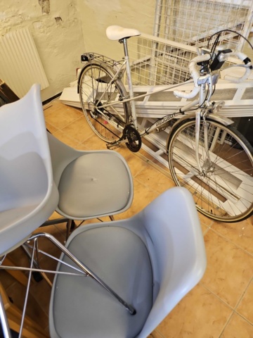 1408877-20 Cyklar, stolar, leksakskök, diverse möbler