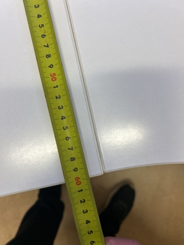 1423695-6 Samling med diverse kontorsmöbler och datorskärmar