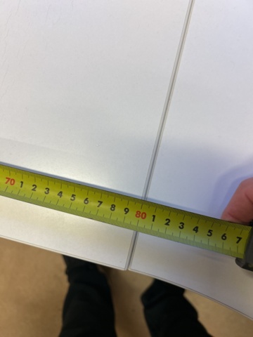 1423695-7 Samling med diverse kontorsmöbler och datorskärmar