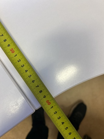 1423695-8 Samling med diverse kontorsmöbler och datorskärmar