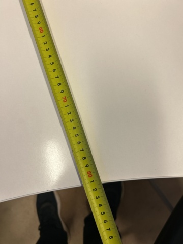 1423695-9 Samling med diverse kontorsmöbler och datorskärmar