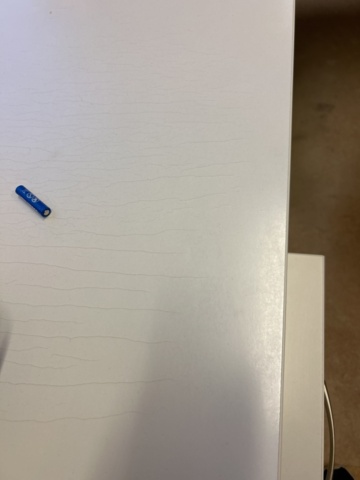 1423695-11 Samling med diverse kontorsmöbler och datorskärmar