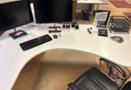 1423695 Samling med diverse kontorsmöbler och datorskärmar