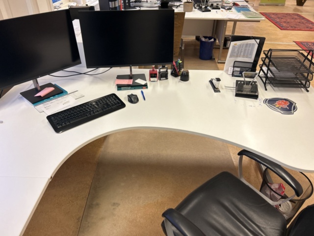 1423695-1 Samling med diverse kontorsmöbler och datorskärmar