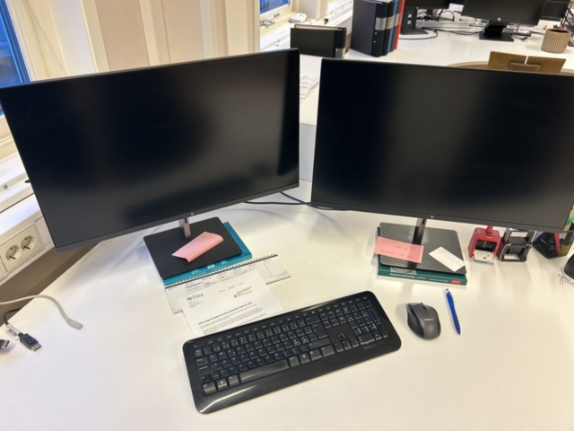 1423695-2 Samling med diverse kontorsmöbler och datorskärmar