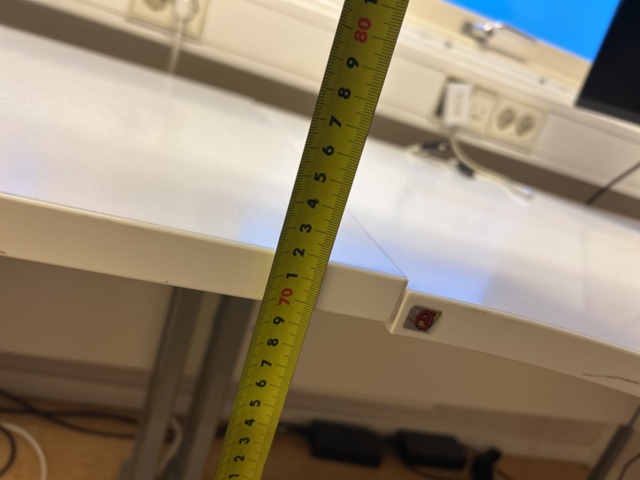 1423695-12 Samling med diverse kontorsmöbler och datorskärmar