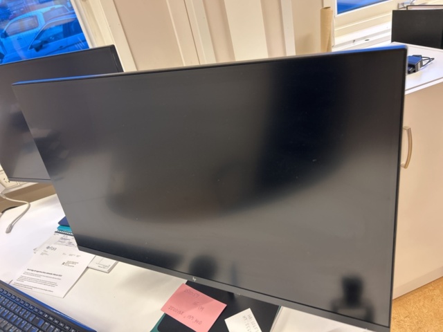 1423695-3 Samling med diverse kontorsmöbler och datorskärmar