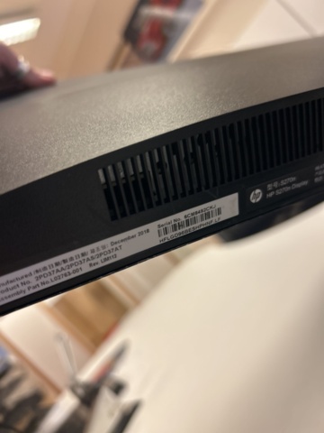 1423695-5 Samling med diverse kontorsmöbler och datorskärmar