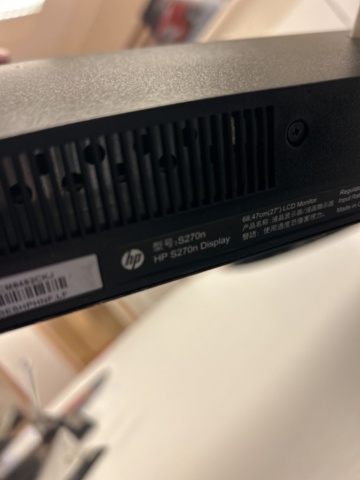 1423695-4 Samling med diverse kontorsmöbler och datorskärmar