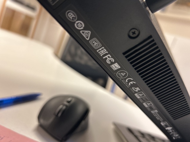 1423695-14 Samling med diverse kontorsmöbler och datorskärmar