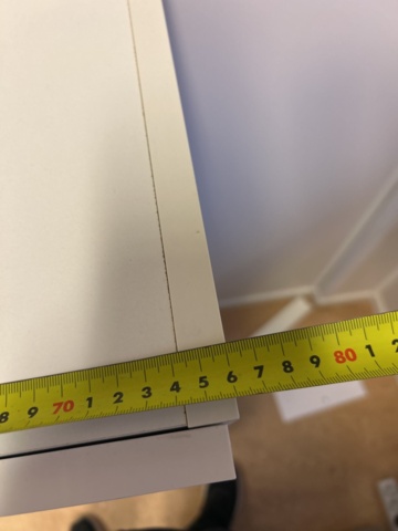 1423695-17 Samling med diverse kontorsmöbler och datorskärmar