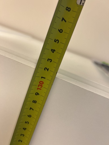 1423695-18 Samling med diverse kontorsmöbler och datorskärmar