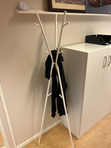 1423695-15 Samling med diverse kontorsmöbler och datorskärmar