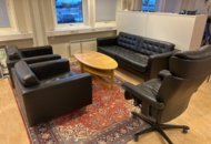 1423697 Soffgrupp med diverse möbler och inredning