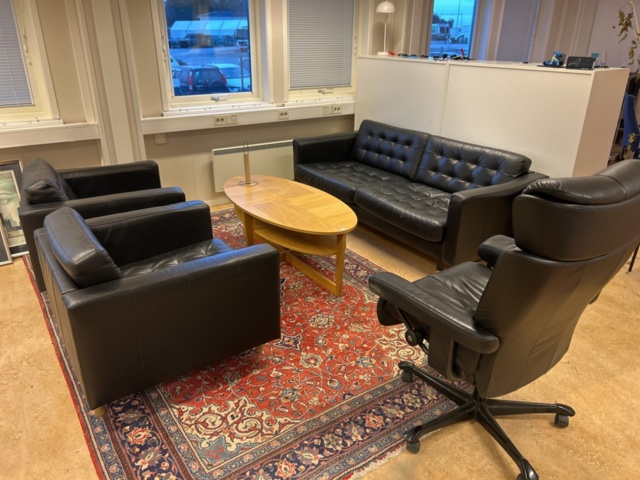 1423697-1 Soffgrupp med diverse möbler och inredning