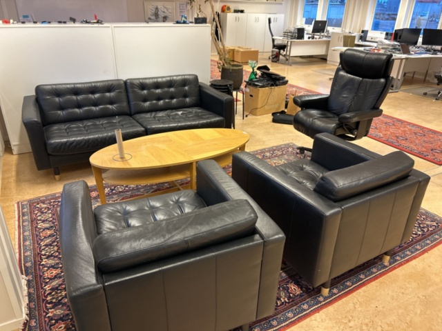 1423697-2 Soffgrupp med diverse möbler och inredning