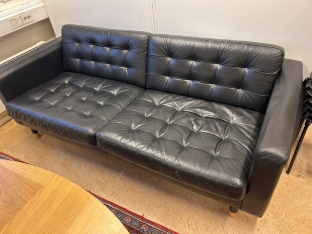 1423697-3 Soffgrupp med diverse möbler och inredning